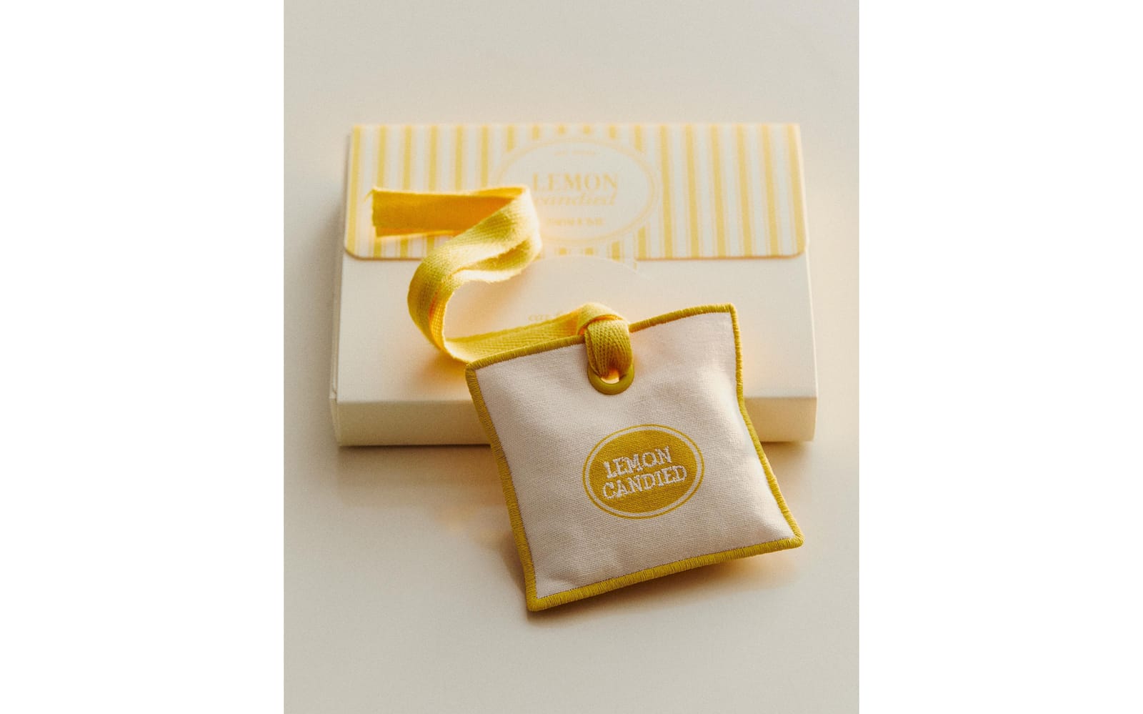 ZARA HOME АРОМАТ ДЛЯ АВТОМОБИЛЯ И ШКАФА LEMON CANDIED ракурс 3