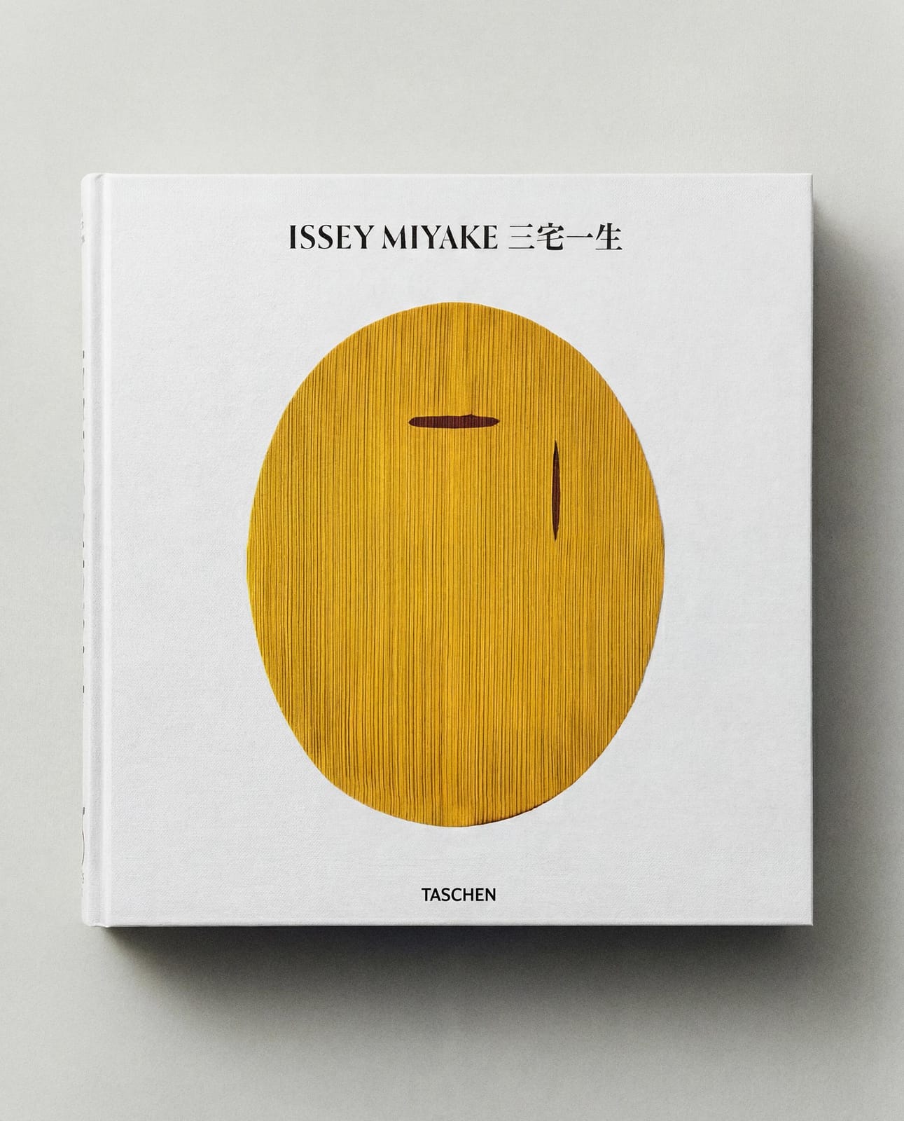 ZARA HOME Книга ISSEY MIYAKE (английская) ракурс 7