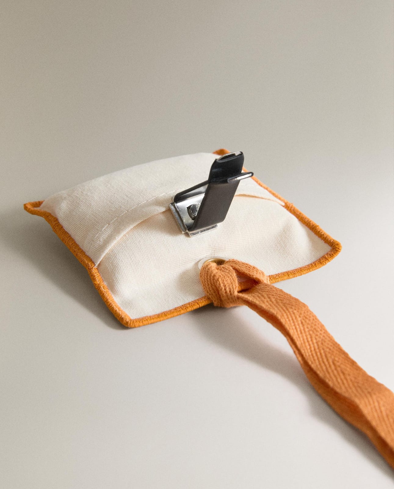 ZARA HOME ОСВЕЖИТЕЛЬ ДЛЯ АВТОМОБИЛЯ И ШКАФА VETIVER MANGO ракурс 3