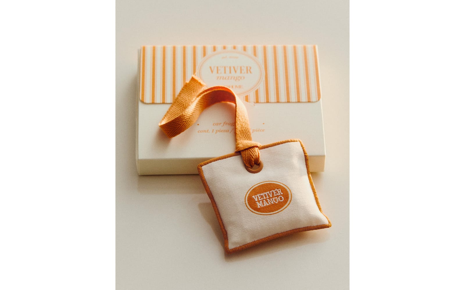 ZARA HOME ОСВЕЖИТЕЛЬ ДЛЯ АВТОМОБИЛЯ И ШКАФА VETIVER MANGO ракурс 8