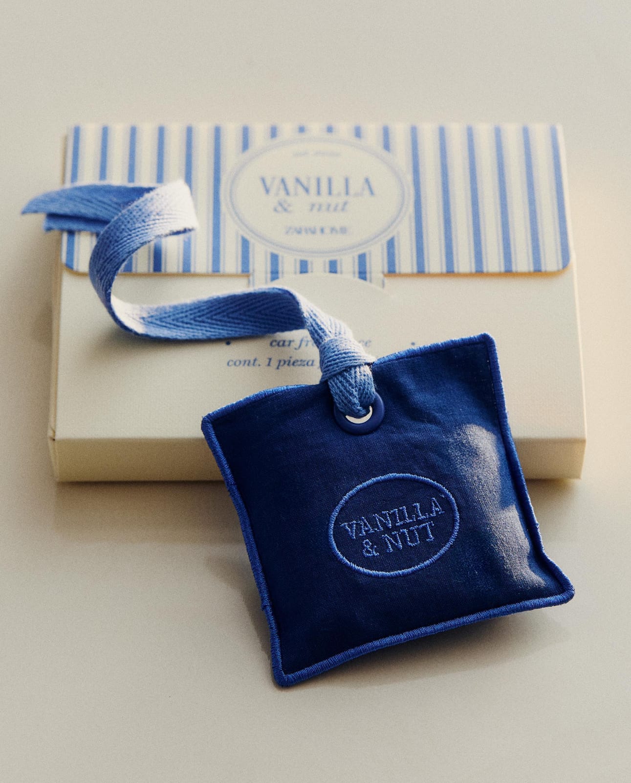 ZARA HOME АРОМАТ ДЛЯ АВТОМОБИЛЯ И ШКАФА VANILLA & NUT ракурс 7