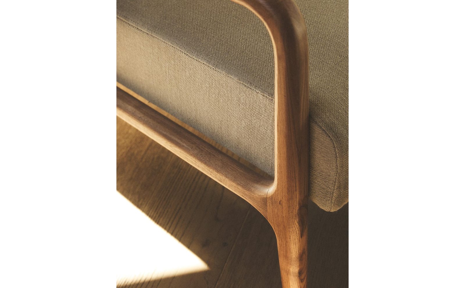ZARA HOME КРЕСЛО ИЗ ЯСЕНЕВОГО ДЕРЕВА И ЛЬНА ракурс 3