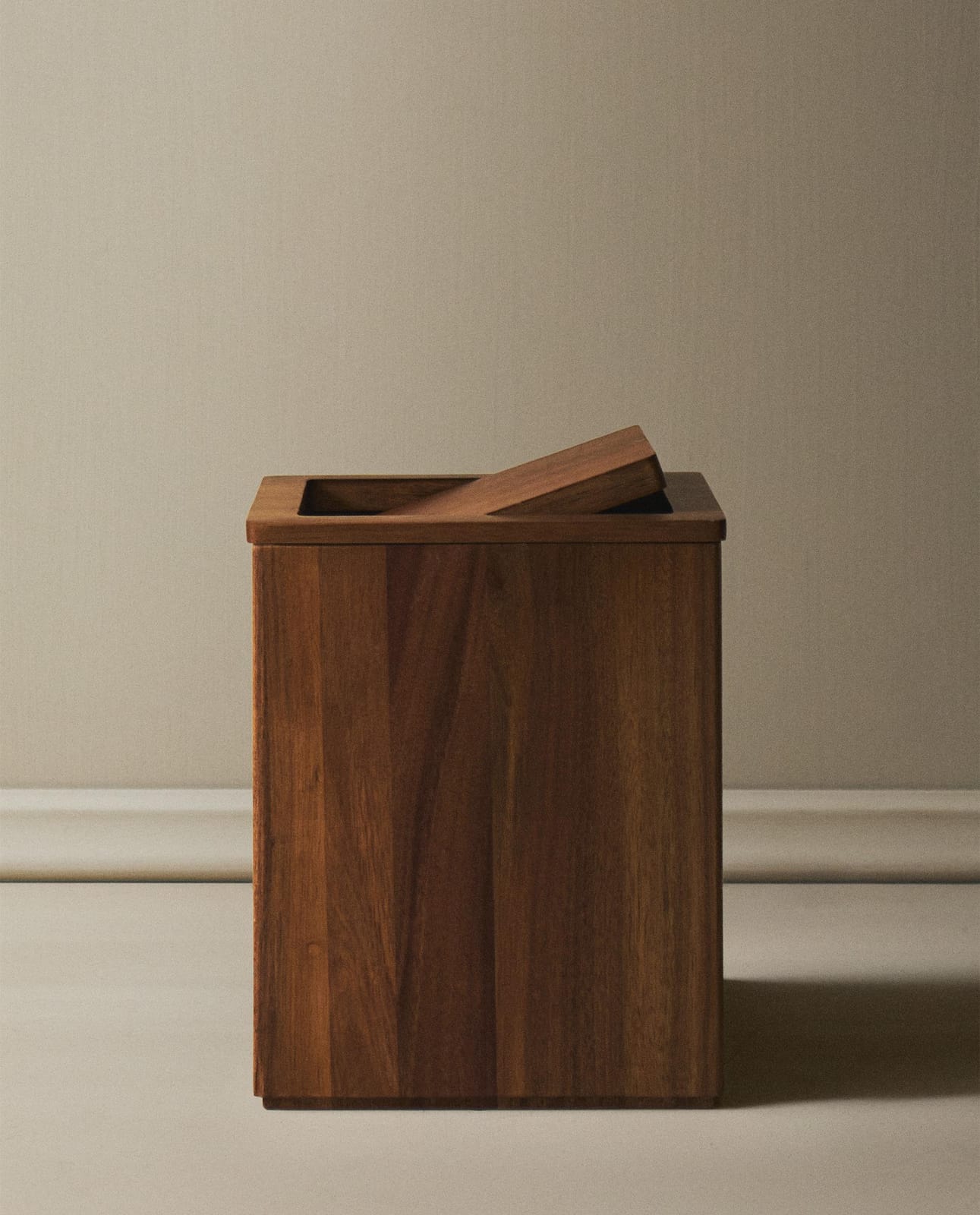 ZARA HOME Квадратная ванная корзина из дерева ракурс 7
