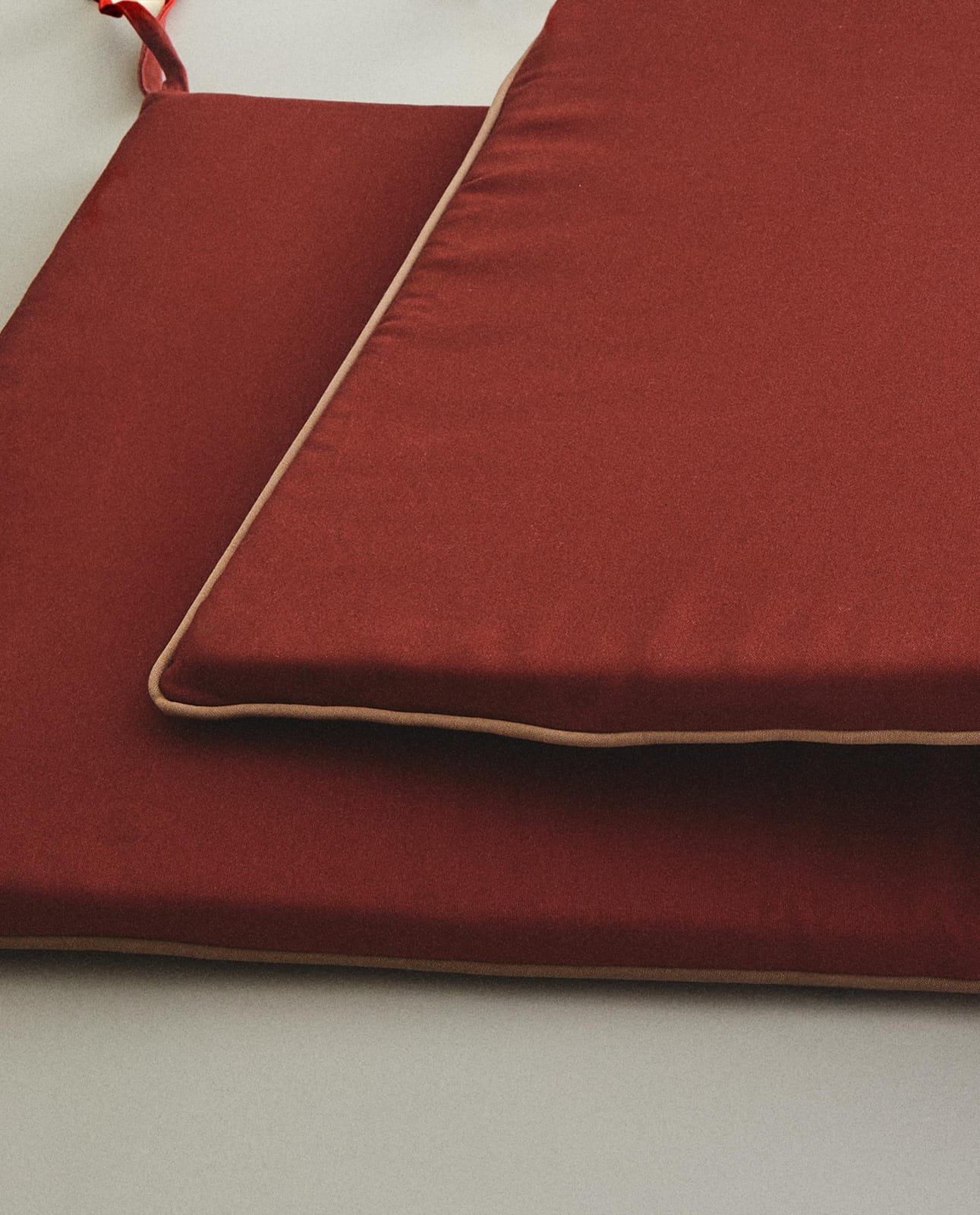 ZARA HOME ПОДУШКА ДЛЯ СКАМЕЙКИ С КОНТРАСТНОЙ ОКАНТОВКОЙ ракурс 7