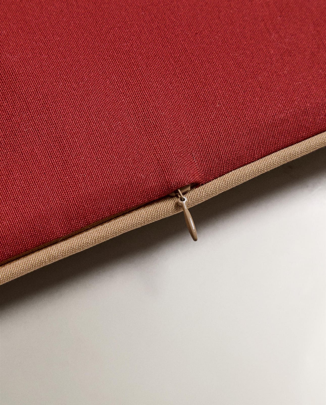 ZARA HOME Подушка на кресло с контрастной обшивкой ракурс 2