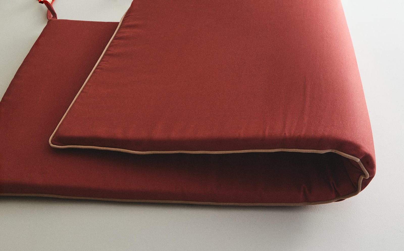 ZARA HOME ПОДУШКА ДЛЯ СКАМЕЙКИ С КОНТРАСТНОЙ ОКАНТОВКОЙ ракурс 4