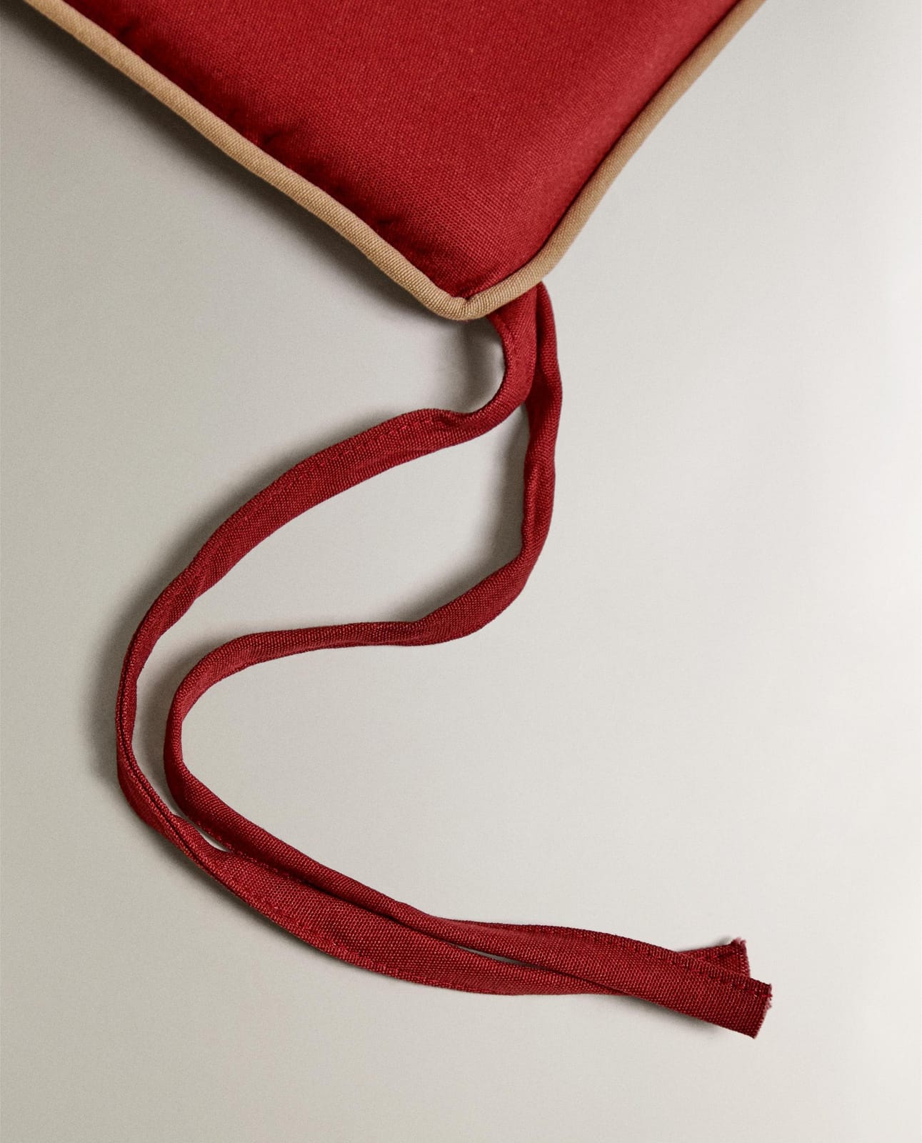 ZARA HOME Подушка на кресло с контрастной обшивкой ракурс 4