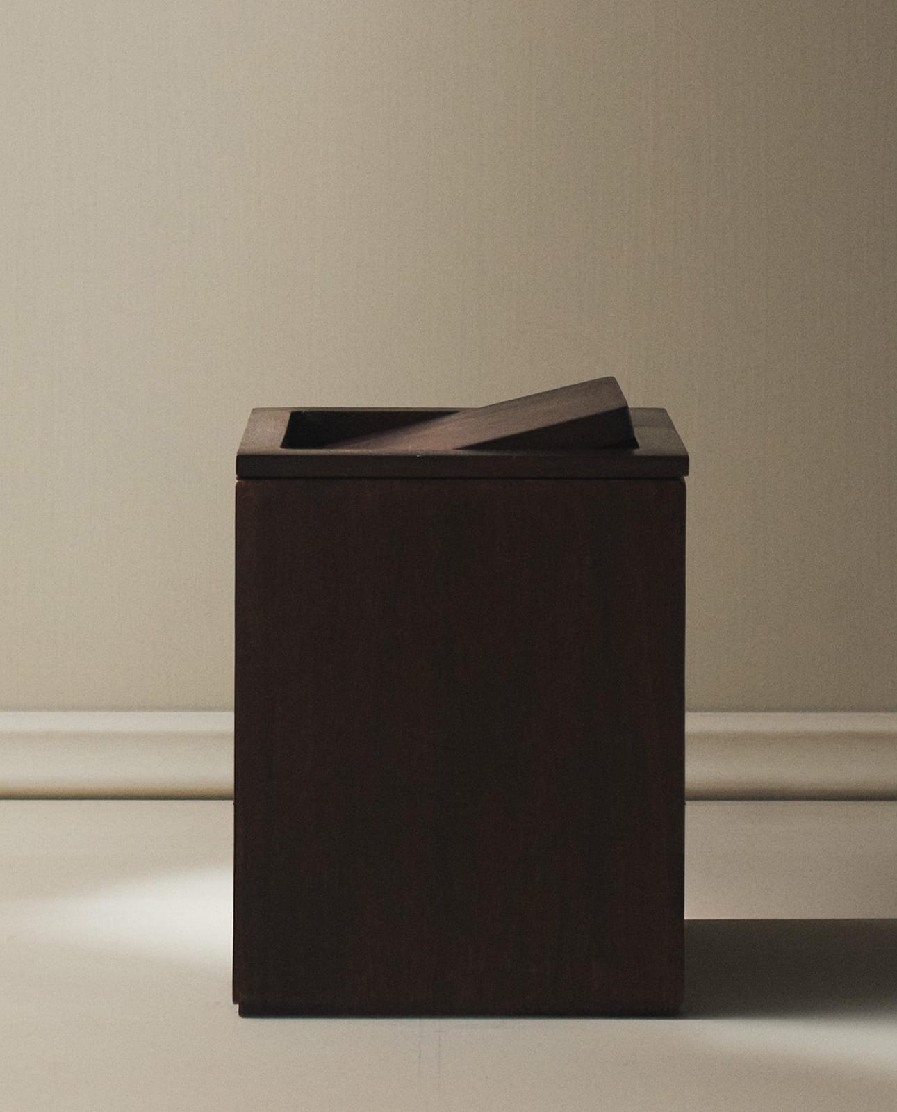 ZARA HOME КВАДРАТНАЯ КОРЗИНА ДЛЯ МУСОРА ИЗ ТЕМНОГО ДЕРЕВА ракурс 3