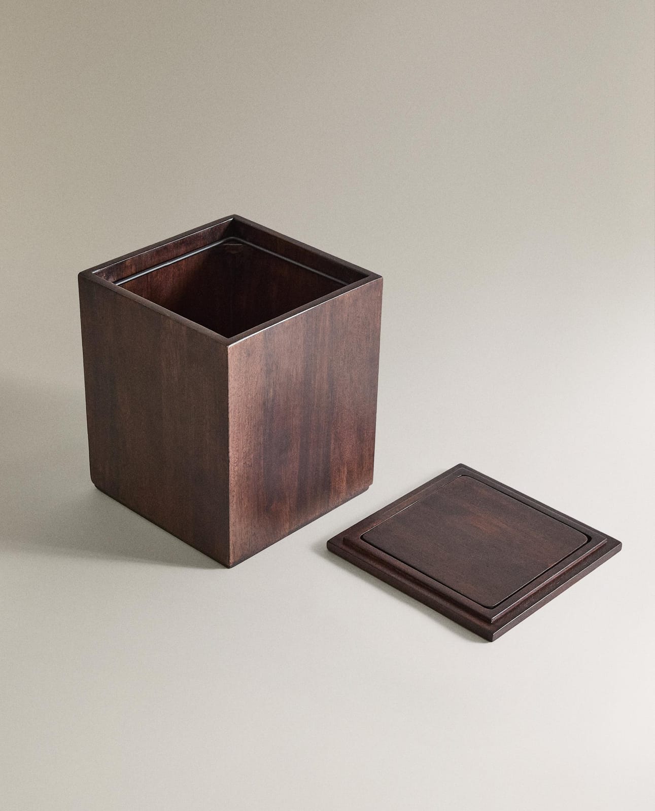 ZARA HOME КВАДРАТНАЯ КОРЗИНА ДЛЯ МУСОРА ИЗ ТЕМНОГО ДЕРЕВА ракурс 5