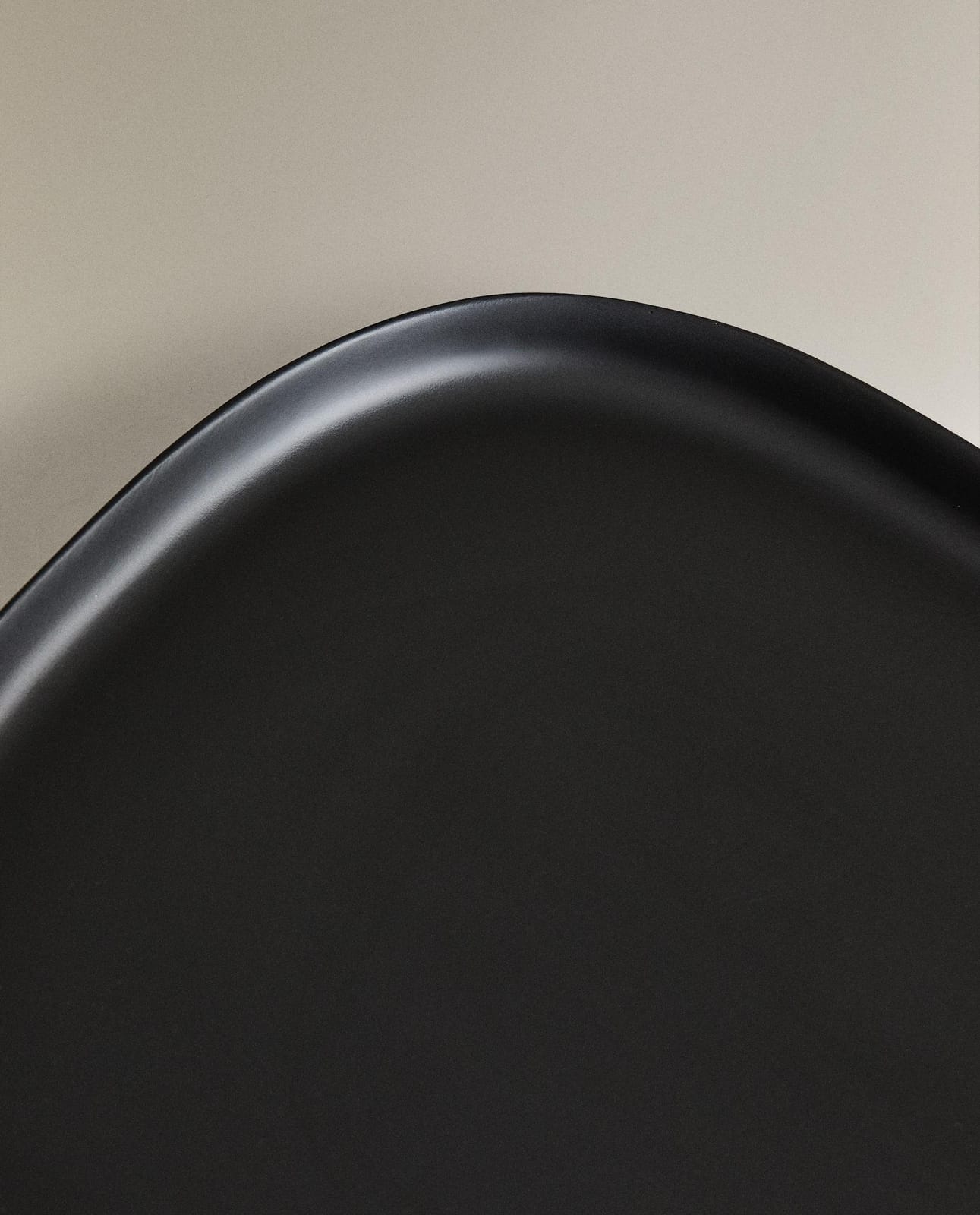 ZARA HOME БОЛЬШОЙ ЧЕРНЫЙ СМОЛЯНОЙ ВАННЫЙ ПОДНОС ракурс 8