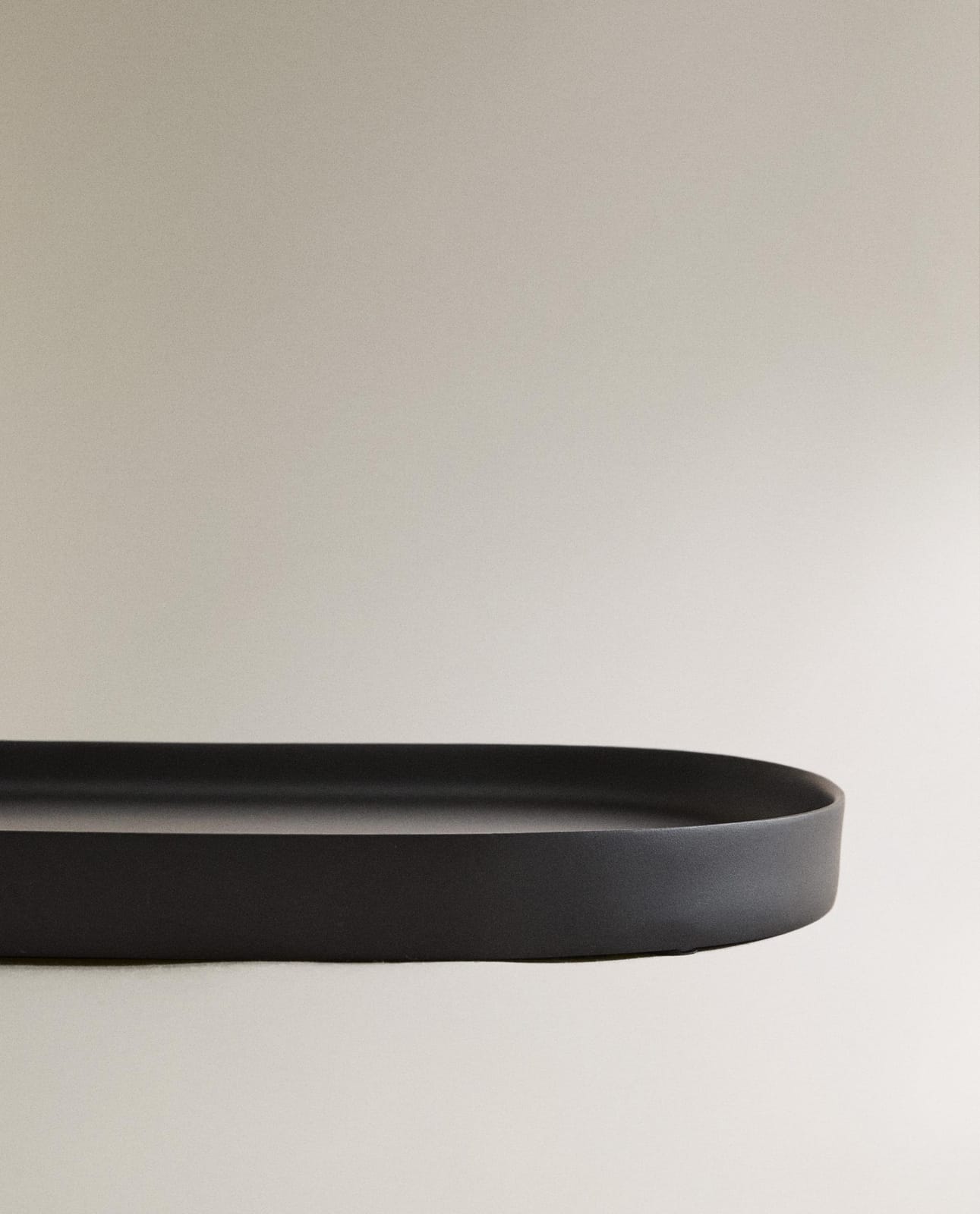 ZARA HOME БОЛЬШОЙ ЧЕРНЫЙ СМОЛЯНОЙ ВАННЫЙ ПОДНОС ракурс 3