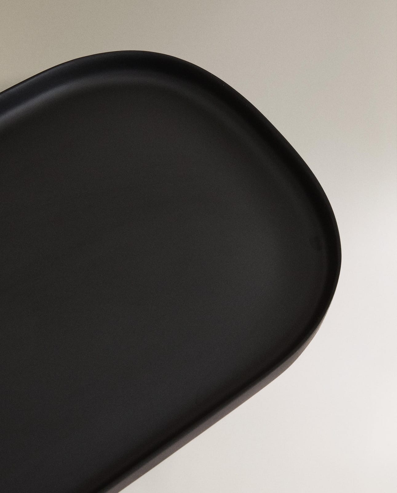ZARA HOME БОЛЬШОЙ ЧЕРНЫЙ СМОЛЯНОЙ ВАННЫЙ ПОДНОС ракурс 7