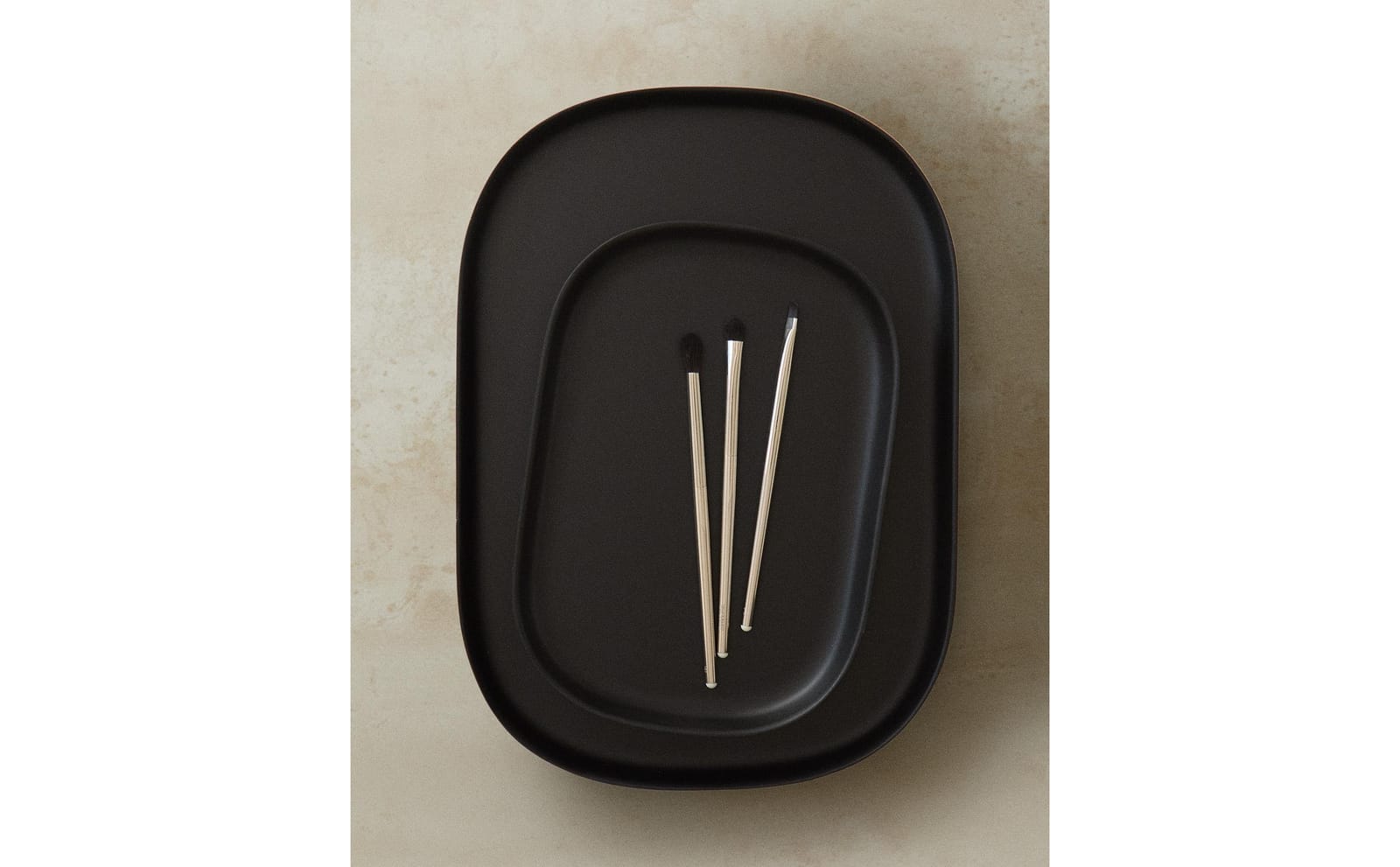 ZARA HOME БОЛЬШОЙ ЧЕРНЫЙ СМОЛЯНОЙ ВАННЫЙ ПОДНОС ракурс 5