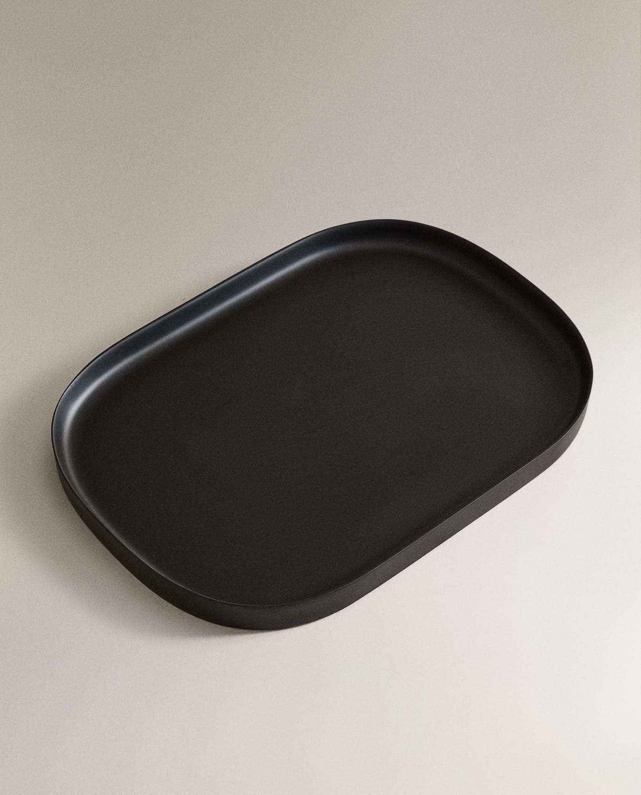 ZARA HOME БОЛЬШОЙ ЧЕРНЫЙ СМОЛЯНОЙ ВАННЫЙ ПОДНОС ракурс 6