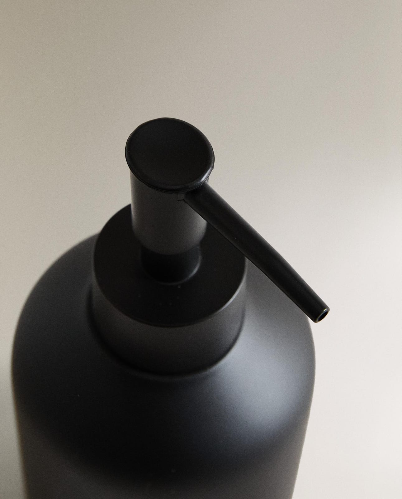 ZARA HOME DOZOWNIK DO MYDŁA Z CZARNEJ ŻYWICY ракурс 5