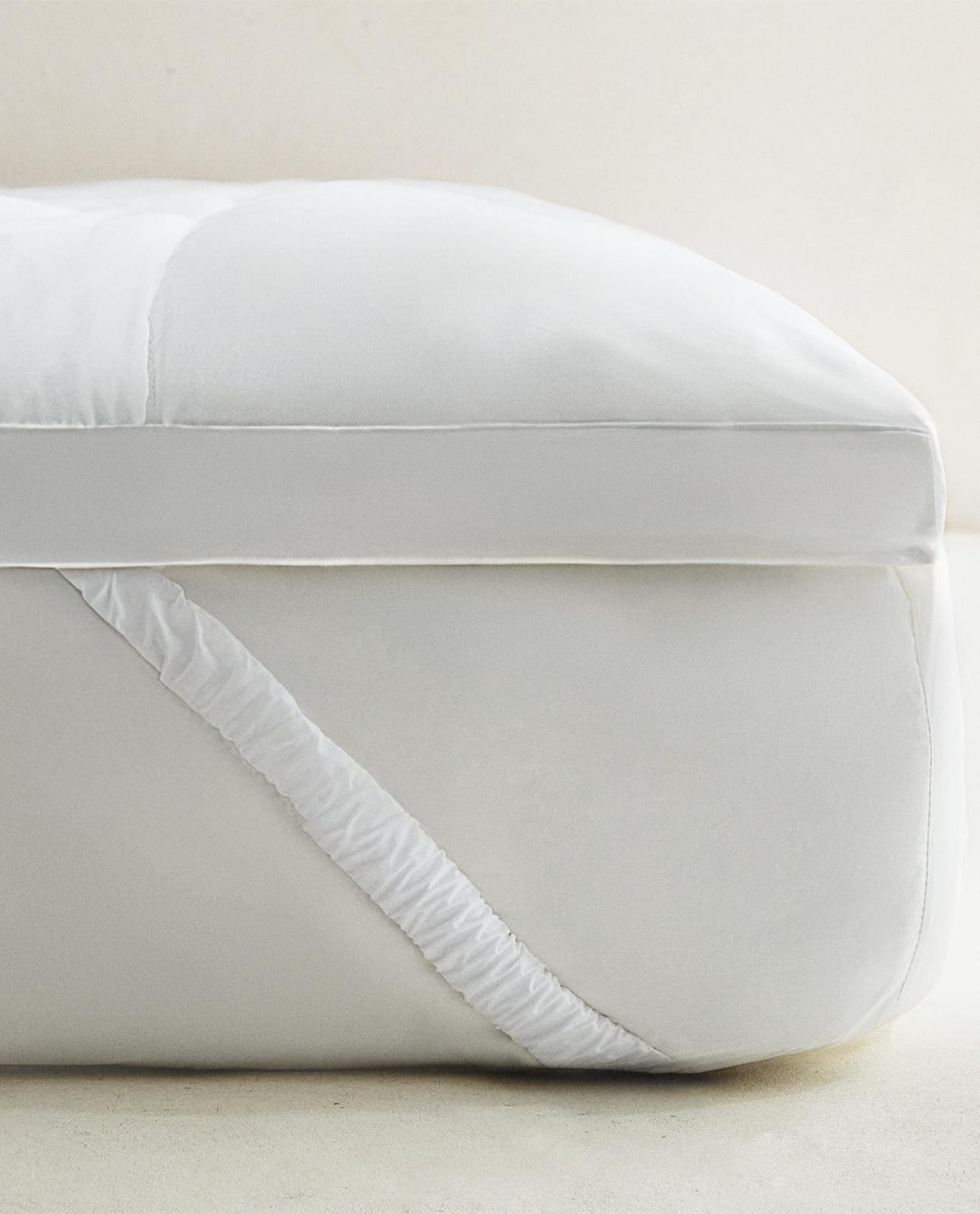 ZARA HOME МАТРАС НА КРЕСЛА С ЭФФЕКТОМ ПЕРА ракурс 5