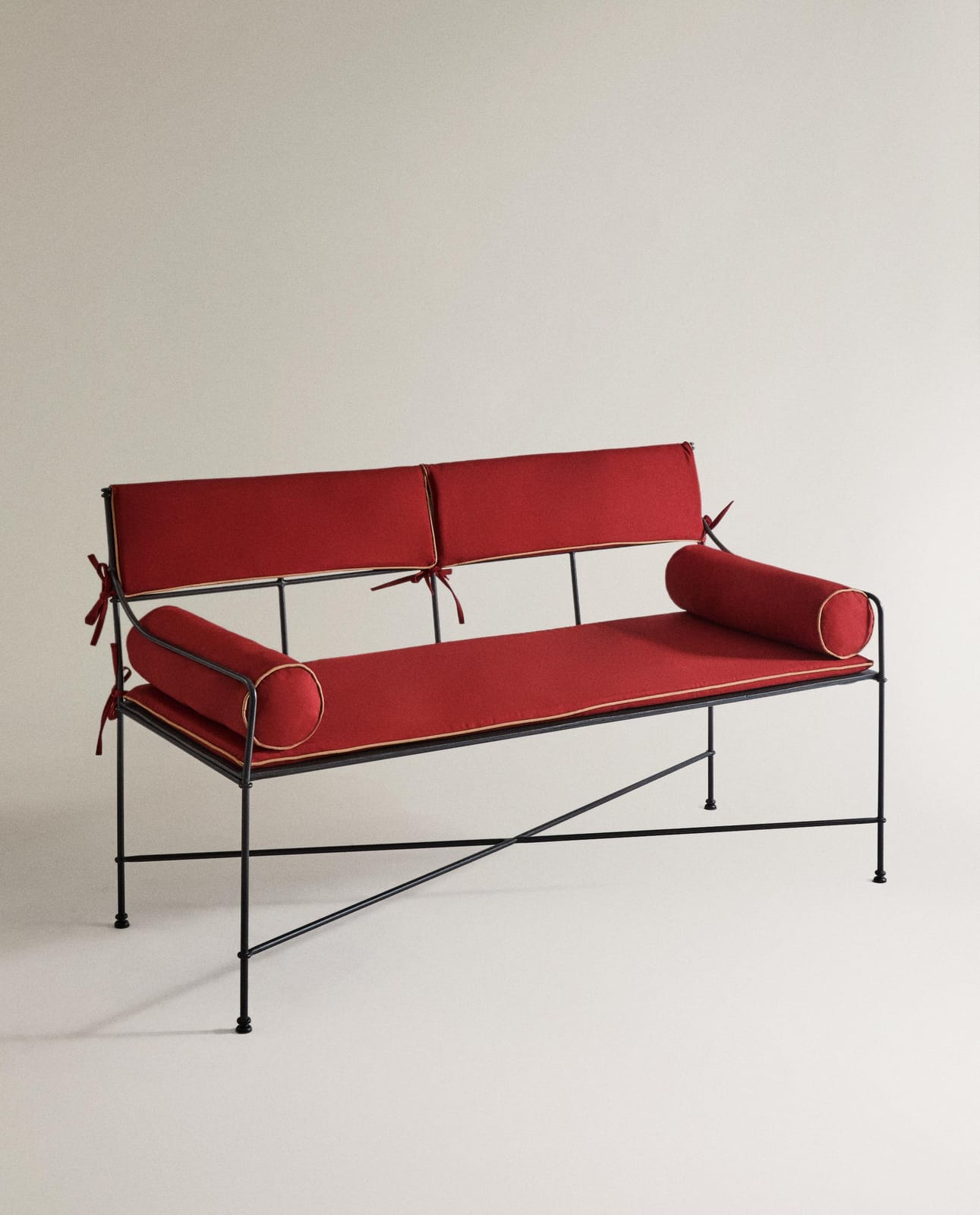 ZARA HOME ПОДУШКА ДЛЯ СКАМЕЙКИ С КОНТРАСТНОЙ ОКАНТОВКОЙ ракурс 6