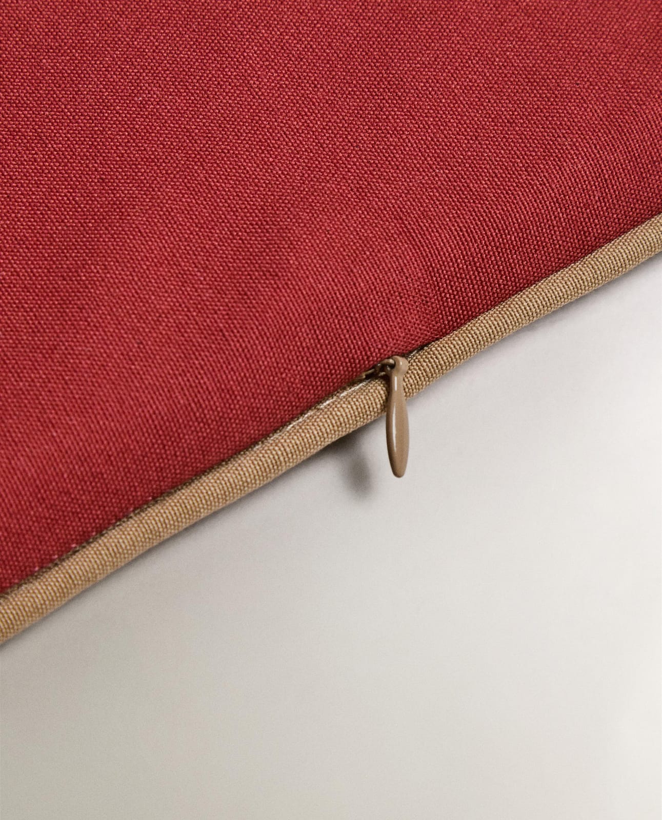 ZARA HOME ПОДУШКА НА СПИНКУ СКАМЬИ, КОНТРАСТ ракурс 2