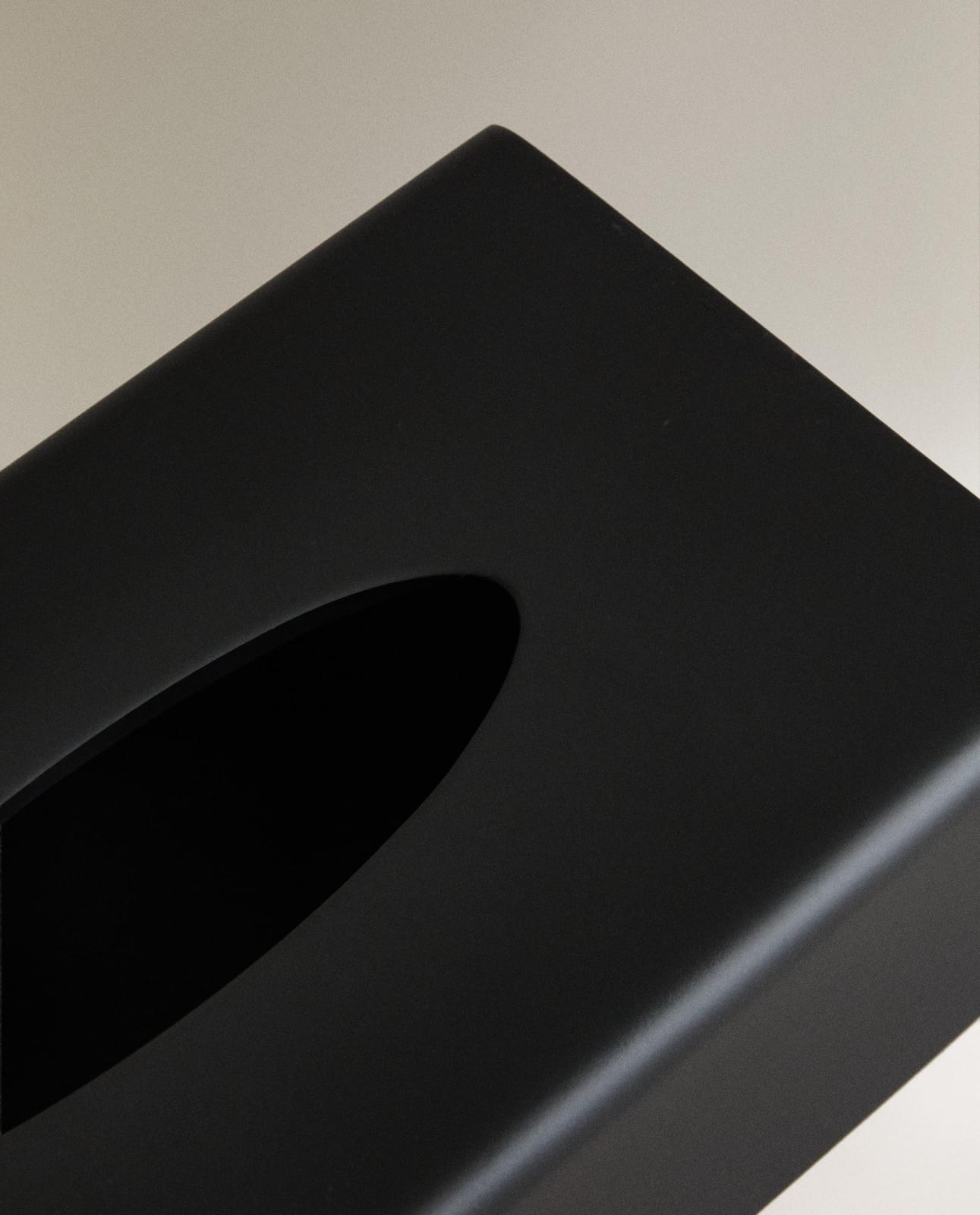 ZARA HOME КОРОБКА ДЛЯ САЛФЕТОК ИЗ СМОЛЫ, ЧЁРНАЯ ракурс 3