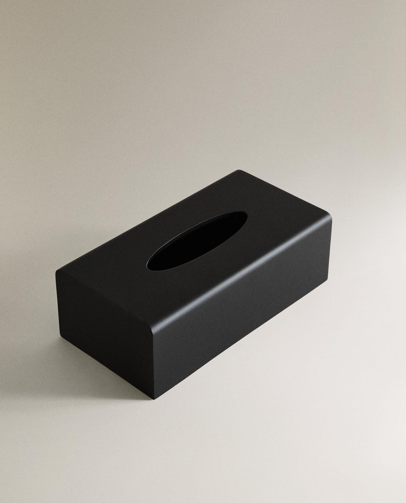 ZARA HOME КОРОБКА ДЛЯ САЛФЕТОК ИЗ СМОЛЫ, ЧЁРНАЯ ракурс 4