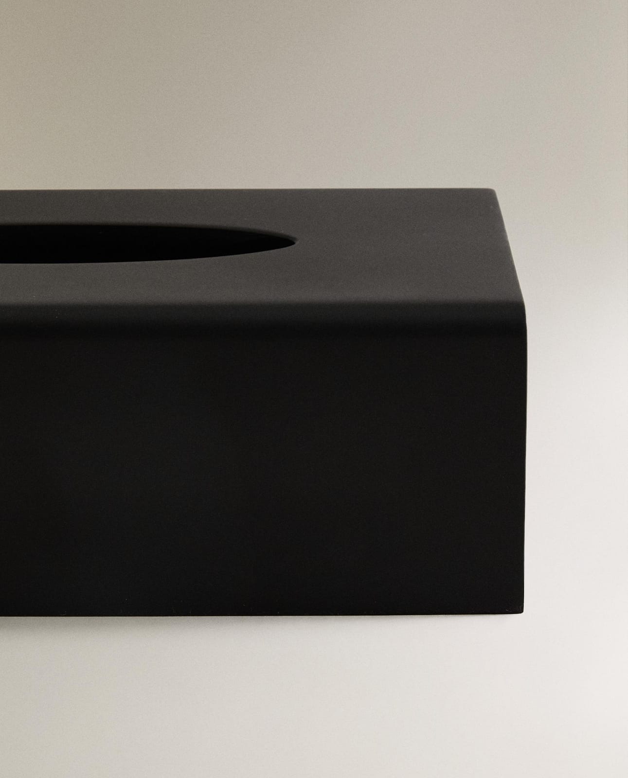 ZARA HOME КОРОБКА ДЛЯ САЛФЕТОК ИЗ СМОЛЫ, ЧЁРНАЯ ракурс 6