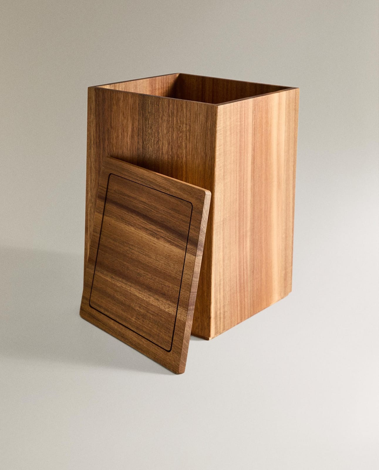 ZARA HOME Большая квадратная деревянная ванная корзина ракурс 7