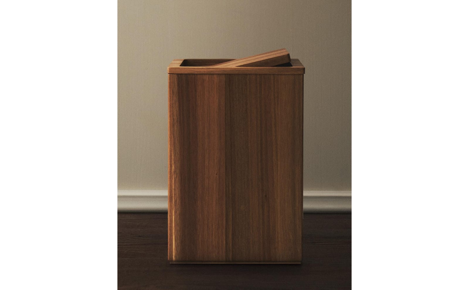 ZARA HOME Большая квадратная деревянная ванная корзина ракурс 2