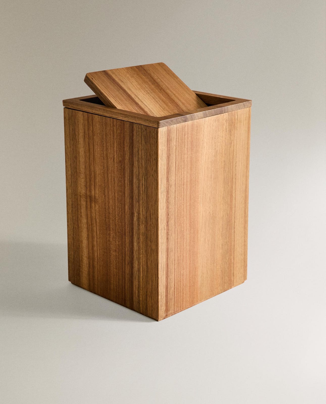 ZARA HOME Большая квадратная деревянная ванная корзина ракурс 3