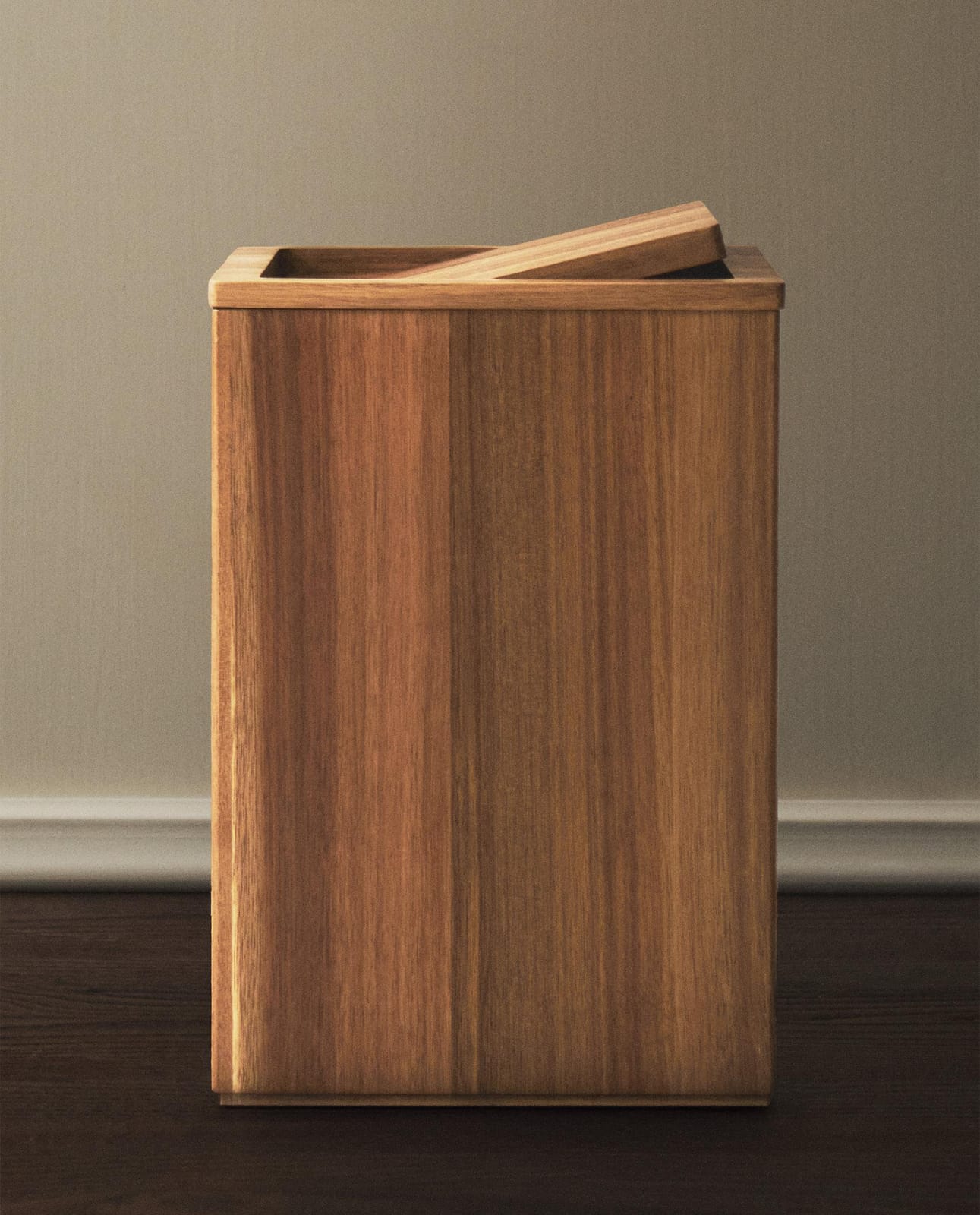 ZARA HOME Большая квадратная деревянная ванная корзина ракурс 5