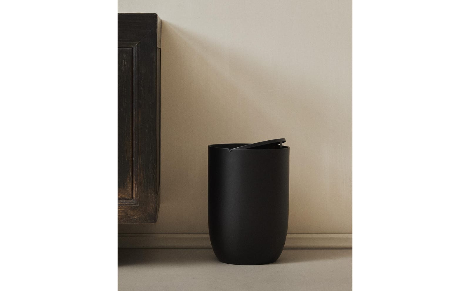 ZARA HOME ЧЕРНАЯ КОРЗИНА ДЛЯ МУСОРА ИЗ СМОЛЫ ракурс 6