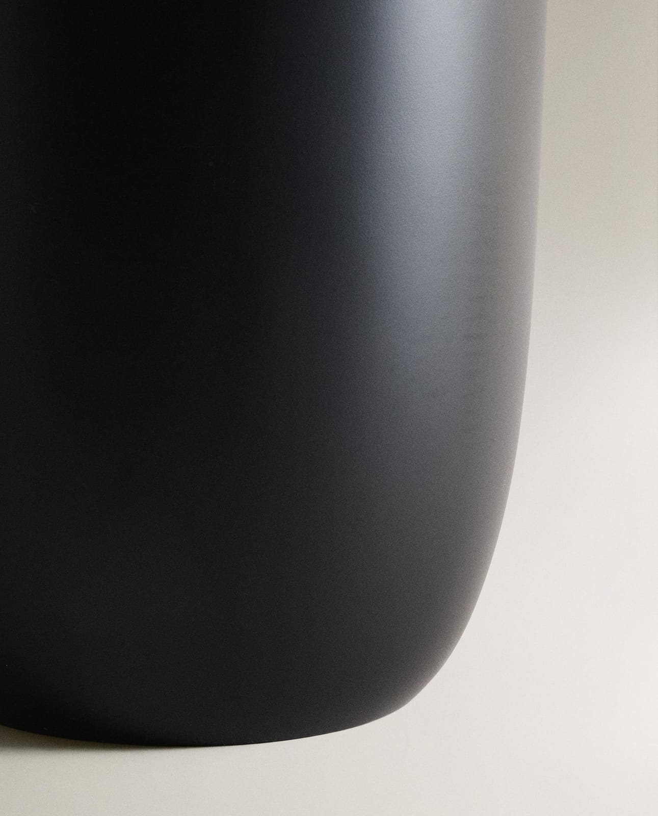 ZARA HOME ЧЕРНАЯ КОРЗИНА ДЛЯ МУСОРА ИЗ СМОЛЫ ракурс 2