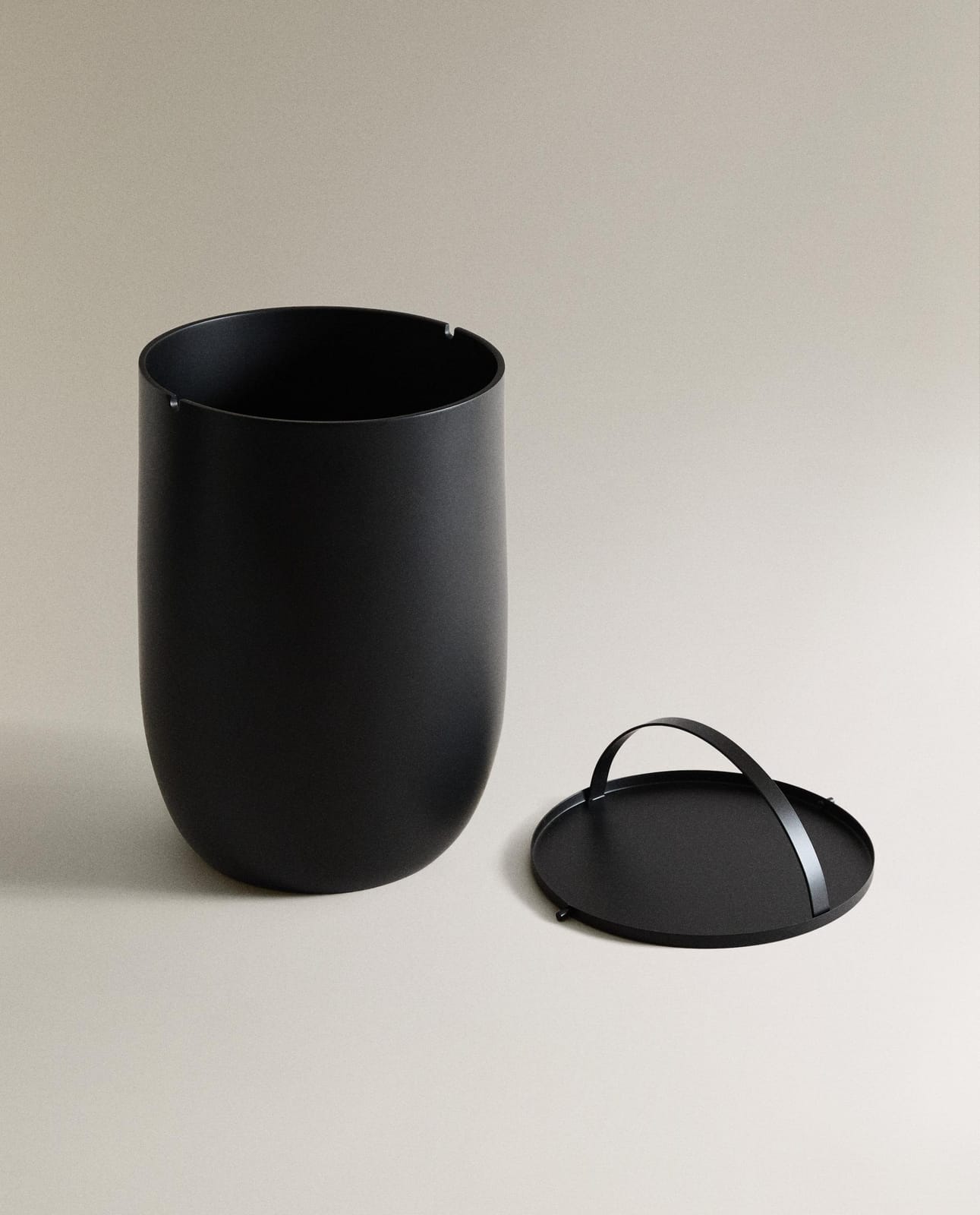 ZARA HOME ЧЕРНАЯ КОРЗИНА ДЛЯ МУСОРА ИЗ СМОЛЫ ракурс 5
