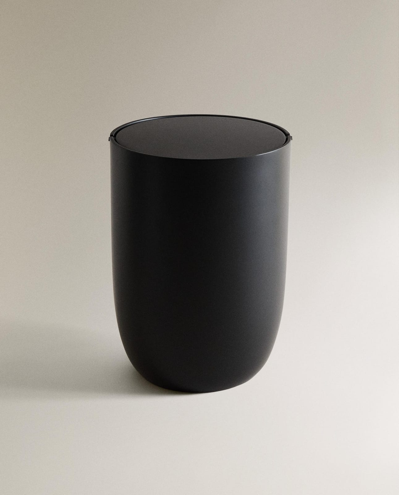 Мусорное ведро ZARA HOME ЧЕРНАЯ КОРЗИНА ДЛЯ МУСОРА ИЗ СМОЛЫ ЧЕРНЫЙ 34 x 25 x 25 см