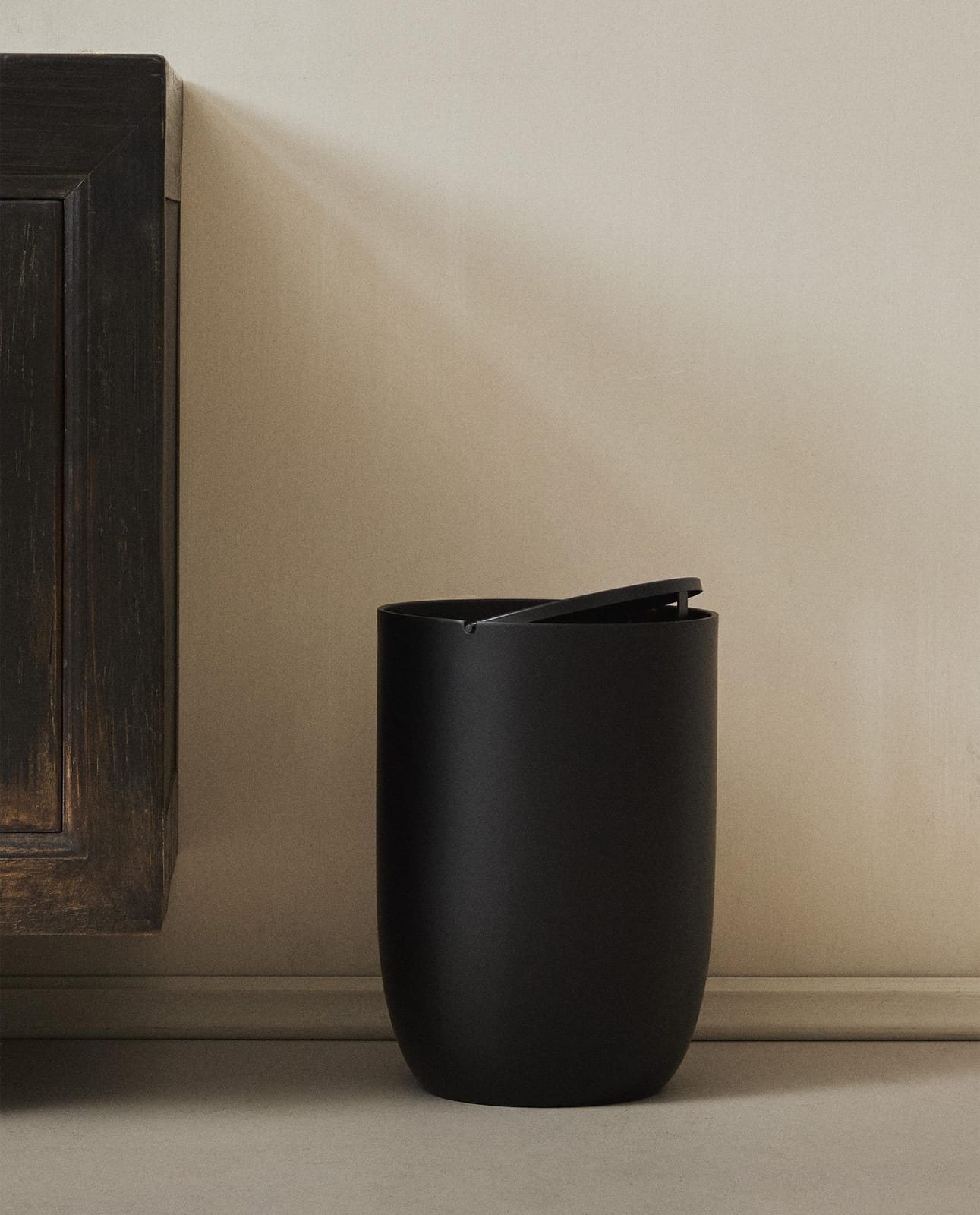 ZARA HOME ЧЕРНАЯ КОРЗИНА ДЛЯ МУСОРА ИЗ СМОЛЫ ракурс 4