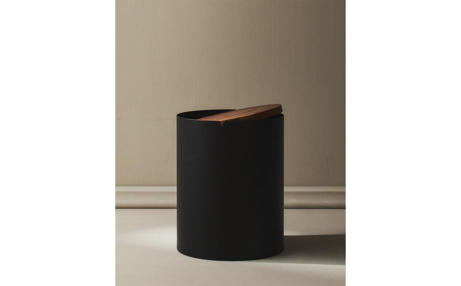 ZARA HOME Металлическая корзина для ванной с деревянной крышкой ракурс 6