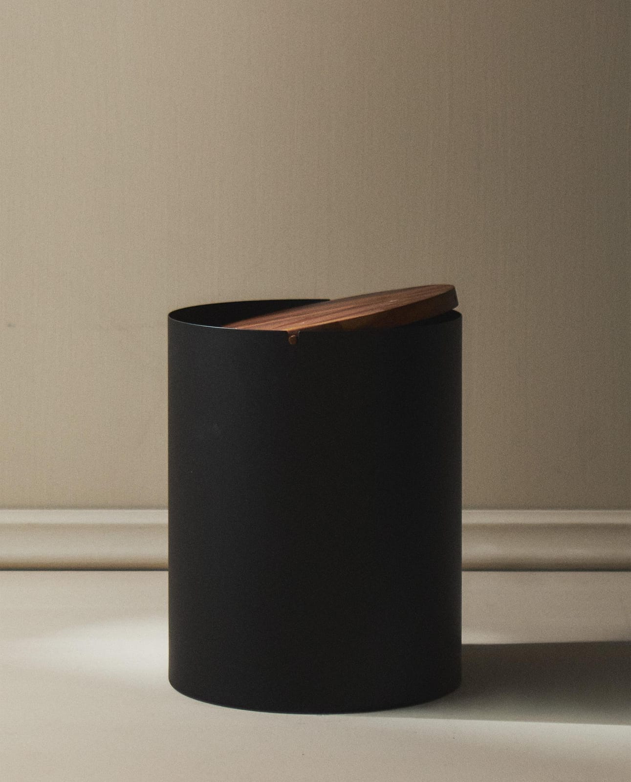 ZARA HOME Металлическая корзина для ванной с деревянной крышкой ракурс 4