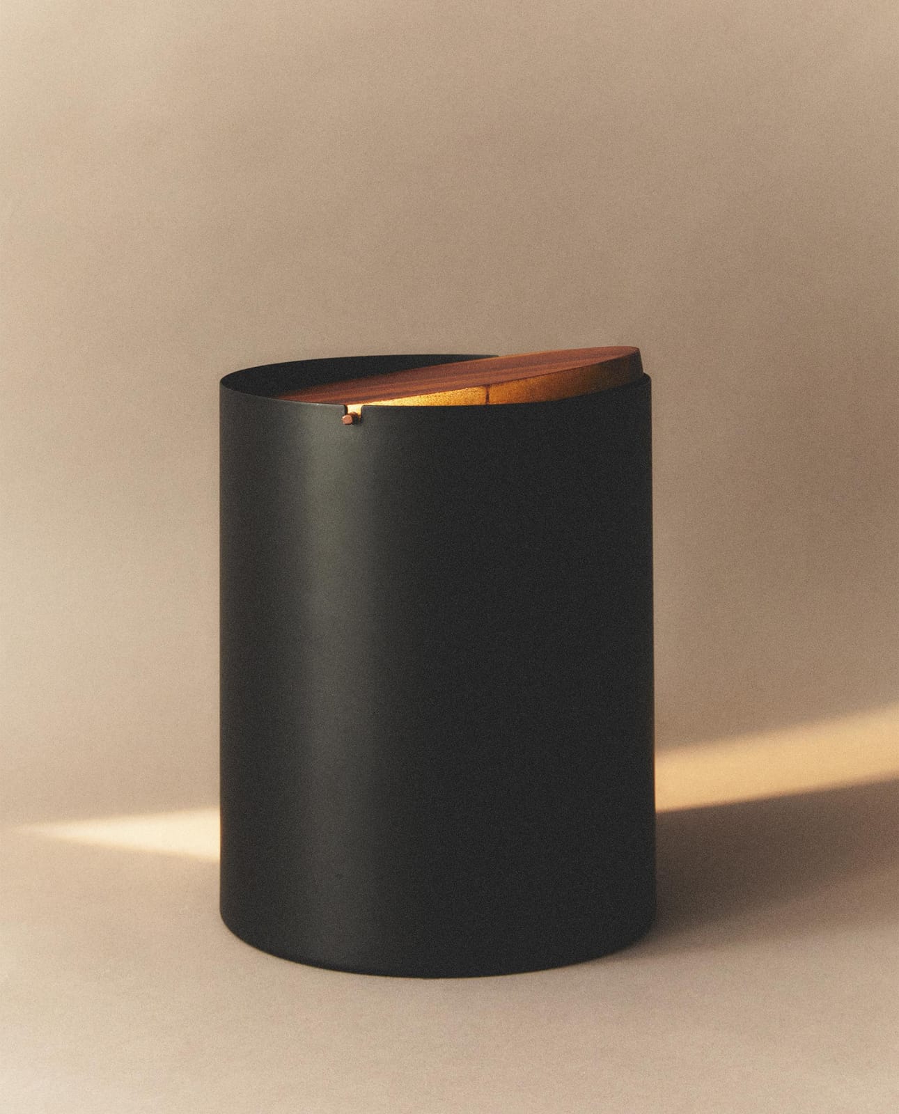 ZARA HOME Металлическая корзина для ванной с деревянной крышкой ракурс 2