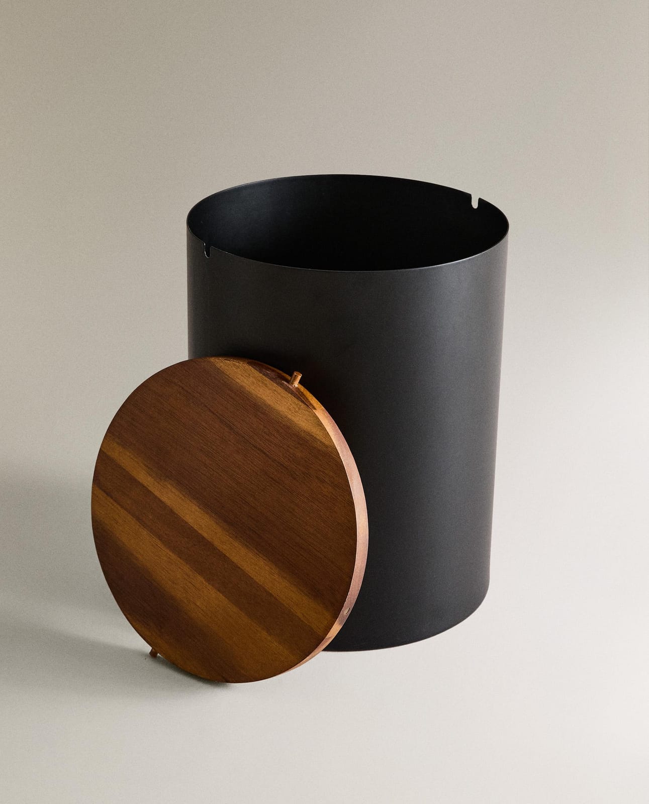 ZARA HOME Металлическая корзина для ванной с деревянной крышкой ракурс 5