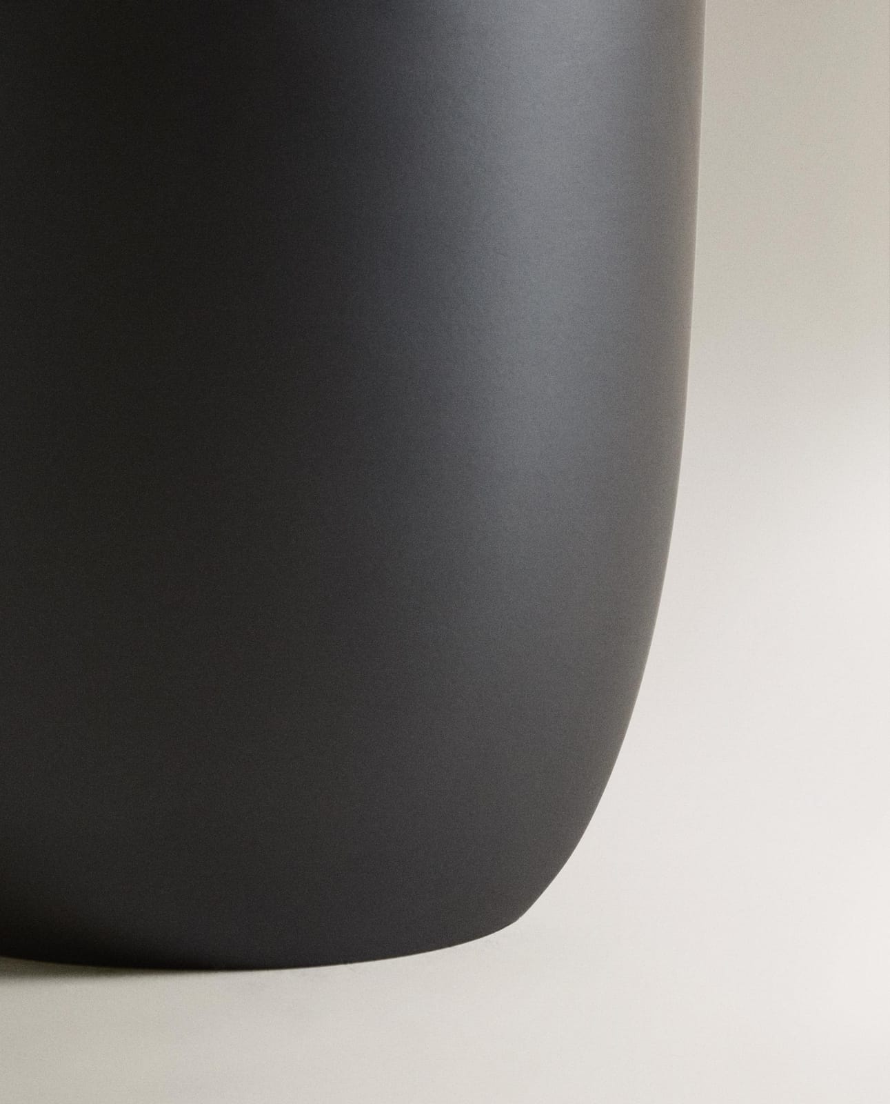 ZARA HOME Ванная корзина для мусора из смолы ракурс 3