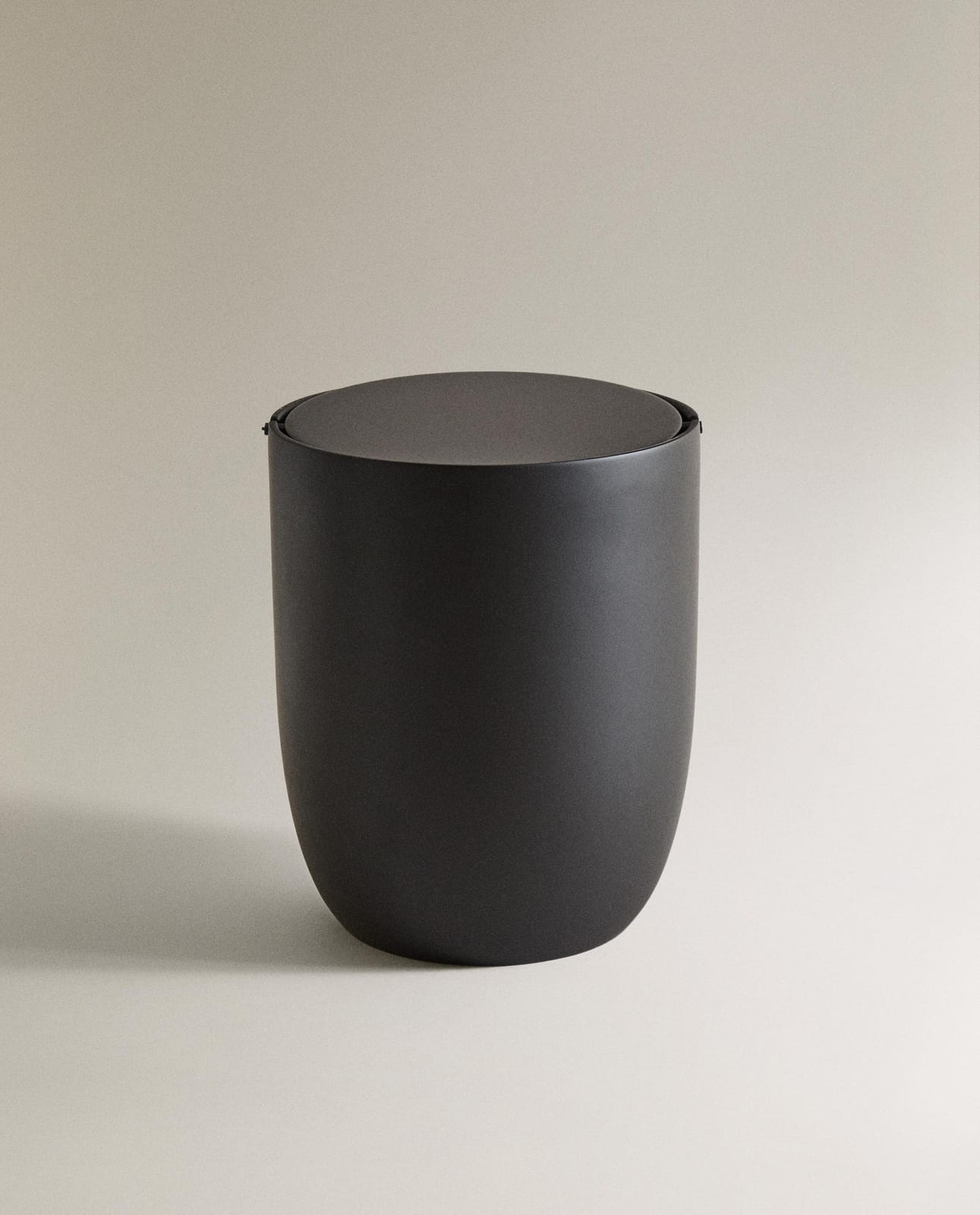 Мусорное ведро ZARA HOME КОРЗИНА ДЛЯ МУСОРА ДЛЯ ВАННОЙ ИЗ СМОЛЫ ЧЕРНЫЙ 24 x 20 x 20 см
