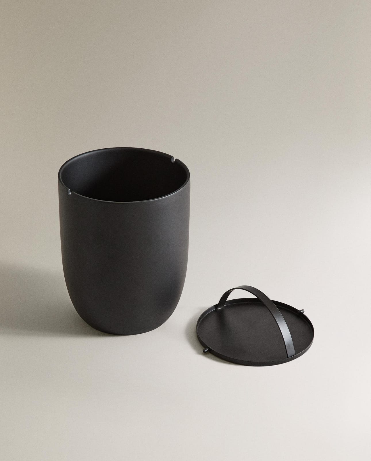ZARA HOME Ванная корзина для мусора из смолы ракурс 4