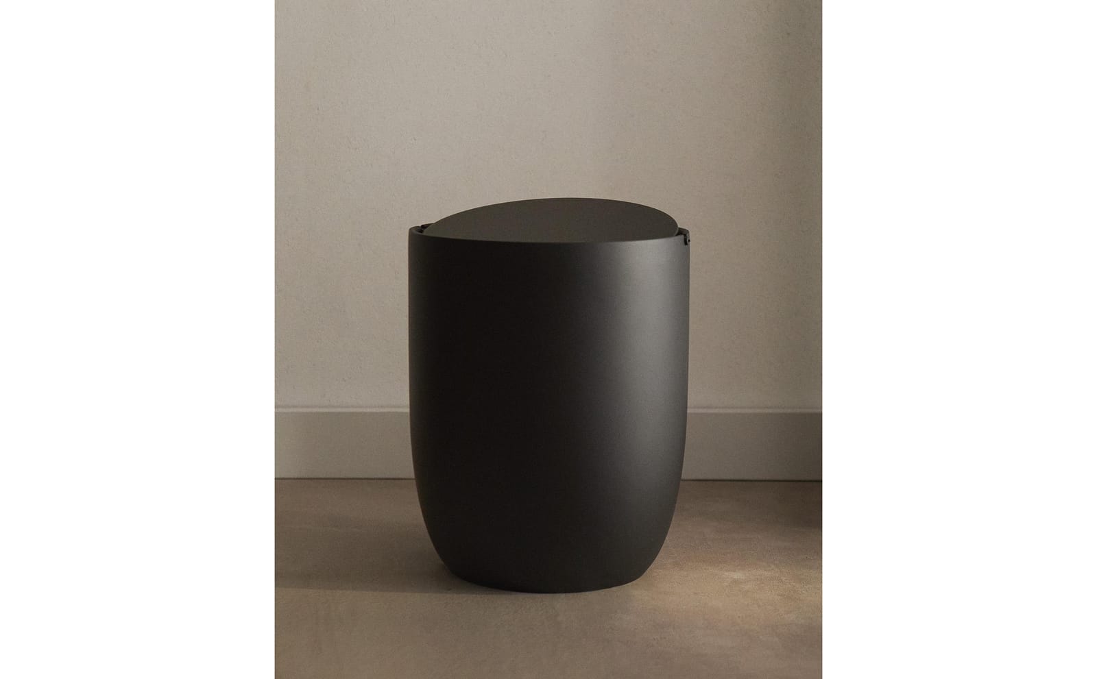 ZARA HOME Ванная корзина для мусора из смолы ракурс 2