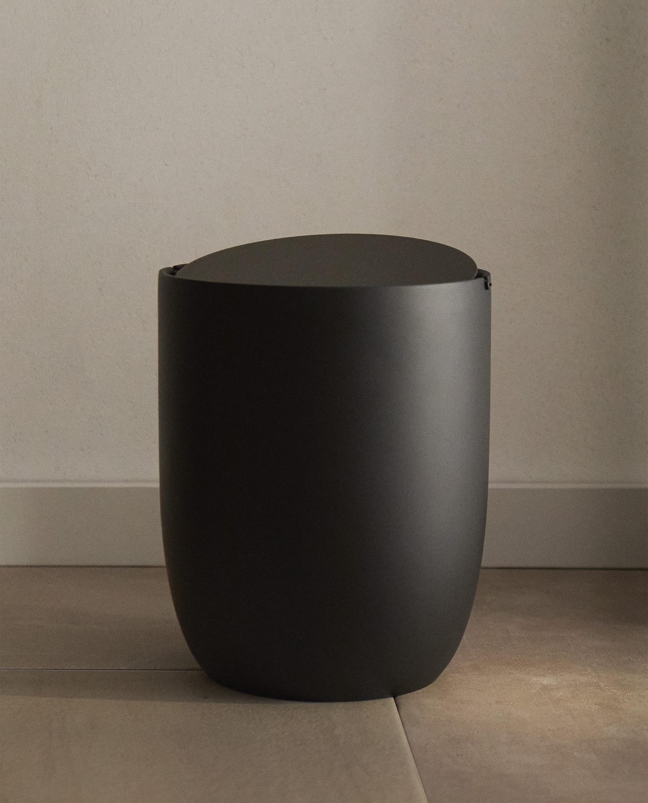 ZARA HOME Ванная корзина для мусора из смолы ракурс 7