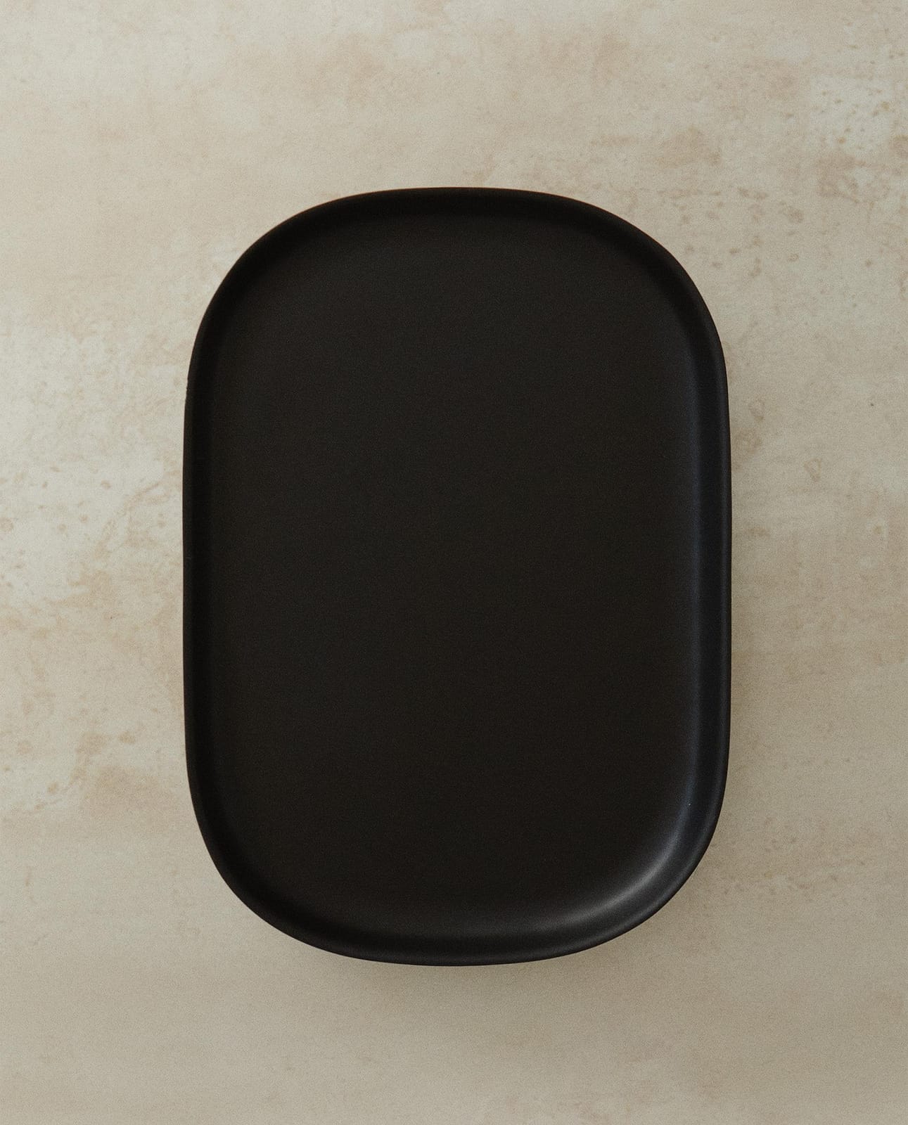 ZARA HOME ЧЕРНЫЙ ПОДНОС ДЛЯ ВАННОЙ ИЗ СМОЛЫ ракурс 3