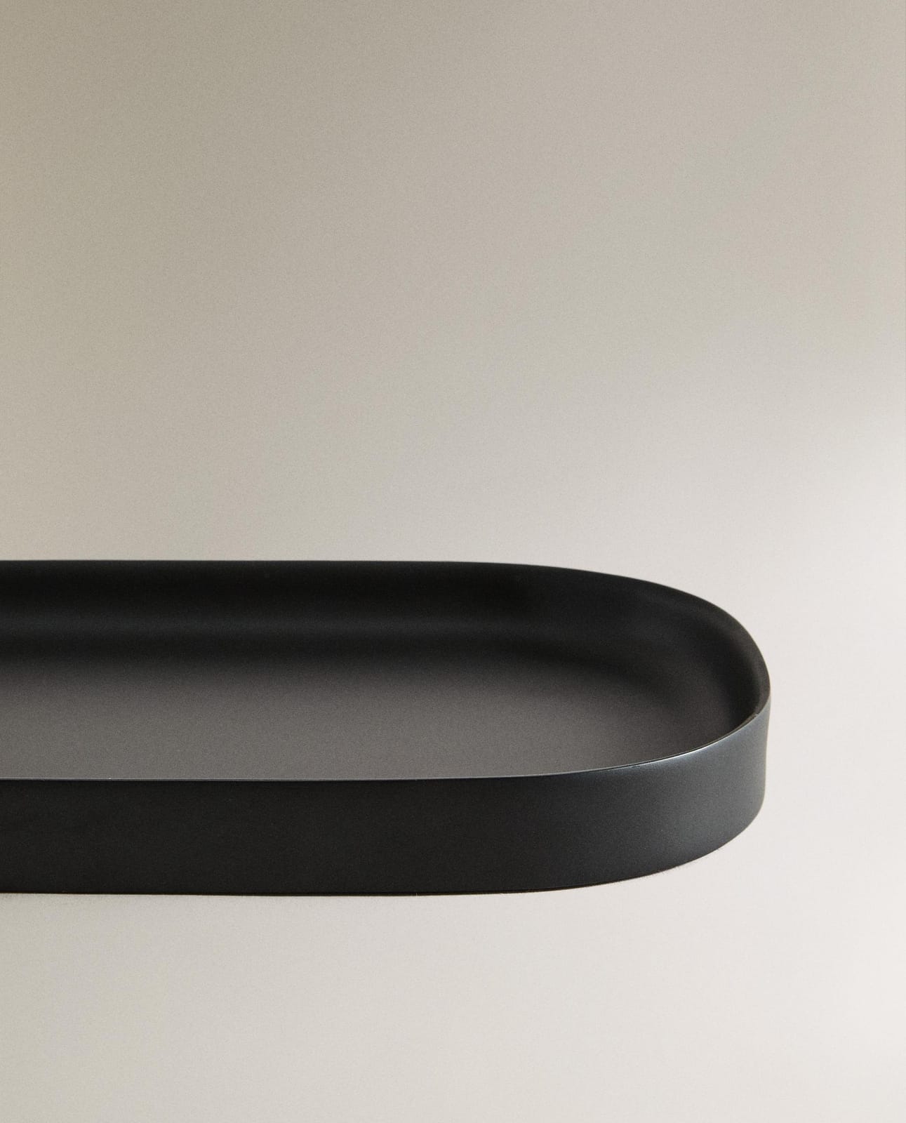 ZARA HOME ЧЕРНЫЙ ПОДНОС ДЛЯ ВАННОЙ ИЗ СМОЛЫ ракурс 8