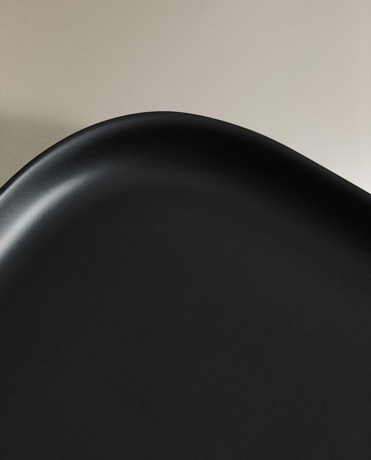 ZARA HOME ЧЕРНЫЙ ПОДНОС ДЛЯ ВАННОЙ ИЗ СМОЛЫ ракурс 4