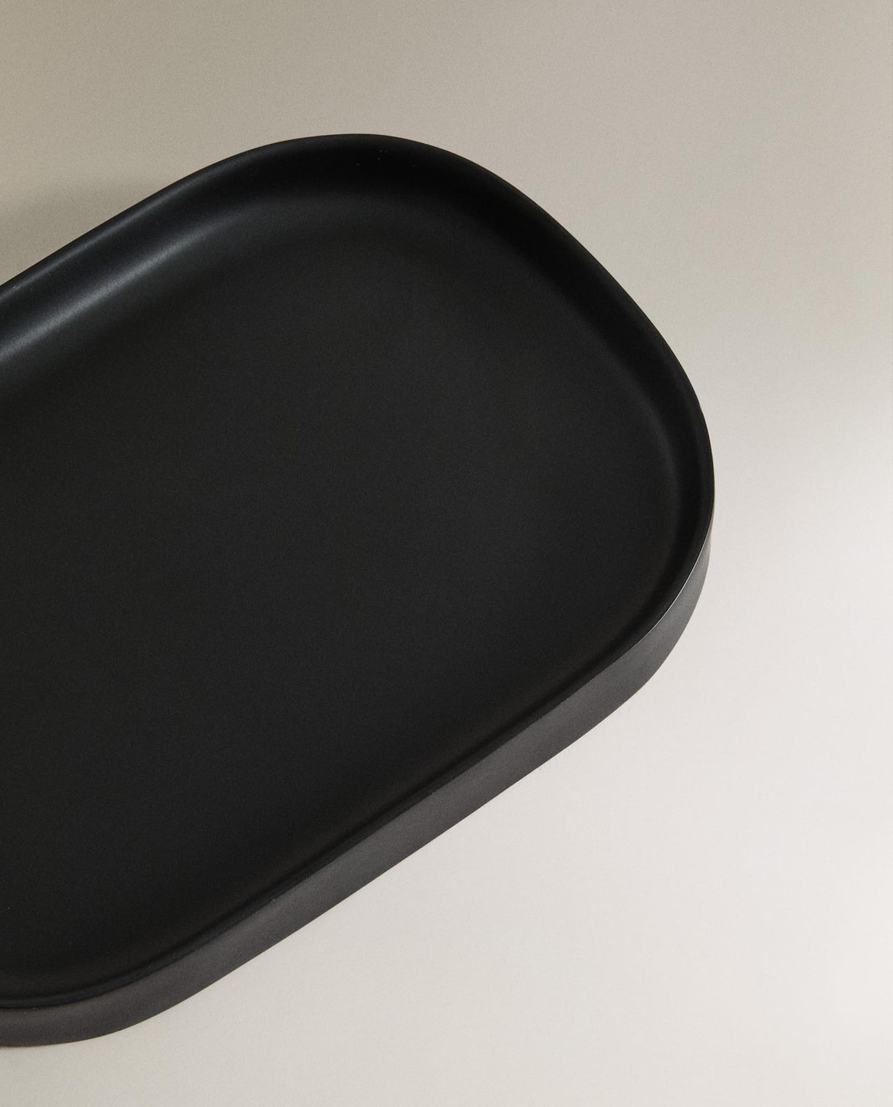 ZARA HOME ЧЕРНЫЙ ПОДНОС ДЛЯ ВАННОЙ ИЗ СМОЛЫ ракурс 2