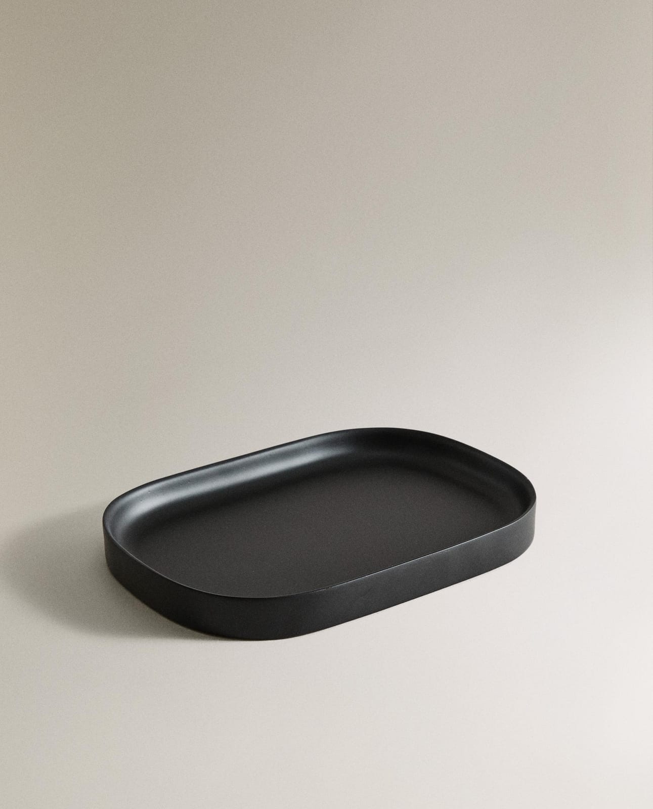 ZARA HOME ЧЕРНЫЙ ПОДНОС ДЛЯ ВАННОЙ ИЗ СМОЛЫ ракурс 7