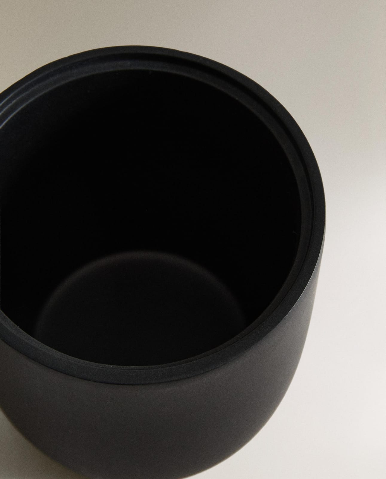 ZARA HOME ЧЕРНЫЙ КОНТЕЙНЕР ОРГАНАЙЗЕР ДЛЯ ВАННОЙ ИЗ СМОЛЫ ракурс 2