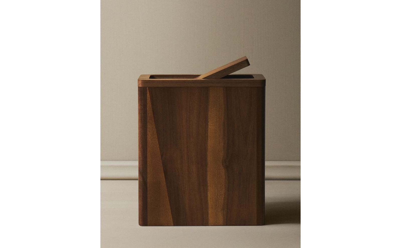 ZARA HOME Деревянная корзина для мусора ракурс 3